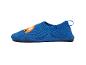Chaussons bleus tricotés pour enfants avec motif de voiture orange.