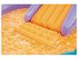Piscine gonflable avec un toboggan orange et un côté violet, remplie d'eau.