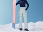Pantalon de ski, snowboard et chaussures dans la neige.