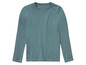 Un t-shirt à manches longues bleu clair.