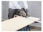 Un homme utilise une scie circulaire Parkside pour couper du bois.