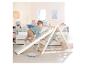 Jeune enfant grimpant sur une structure d'escalade en bois dans une chambre d'enfant avec lit et décor.