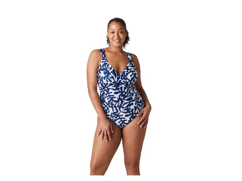 Femme en maillot de bain une pièce à motif bleu marine et blanc.