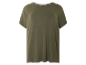 Un t-shirt vert olive avec des détails en dentelle au niveau de l'encolure.