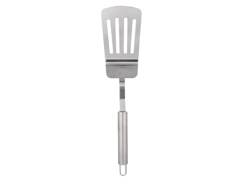 Spatule de cuisine métallique avec fentes et manche en acier inoxydable.