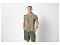 Polo en maille et shorts kaki pour homme.