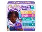 Boîte de jouet Furby, montrant une fille tenant un Furby violet et décrivant 5 commandes uniques.