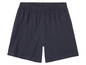 Un short bleu foncé avec une taille élastique.