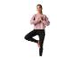 Femme en sweat rose et legging noir faisant du yoga.