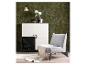 Meuble de rangement noir et blanc avec casier à vin, chaise grise et papier peint à motifs de feuilles.