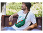 Un homme détendu avec une banane Parkside verte et une boisson à la main.