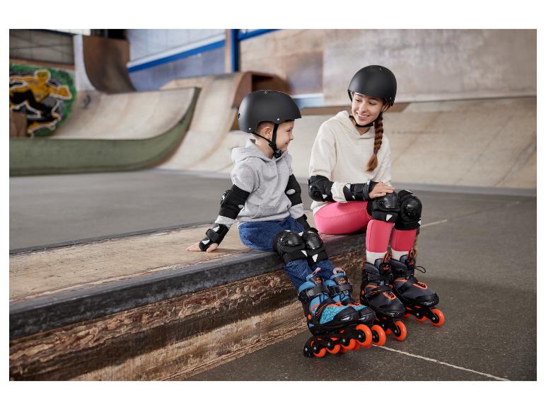 Enfants en rollers Crivit et protections, dans un skatepark.