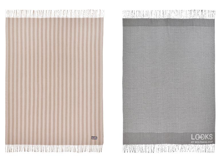 Deux couvertures, une beige à rayures verticales et une grise à motif losanges.