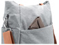Un sac en toile gris avec un portefeuille en cuir marron dans la poche.