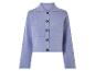 Un pull bleu clair à boutons en tricot.