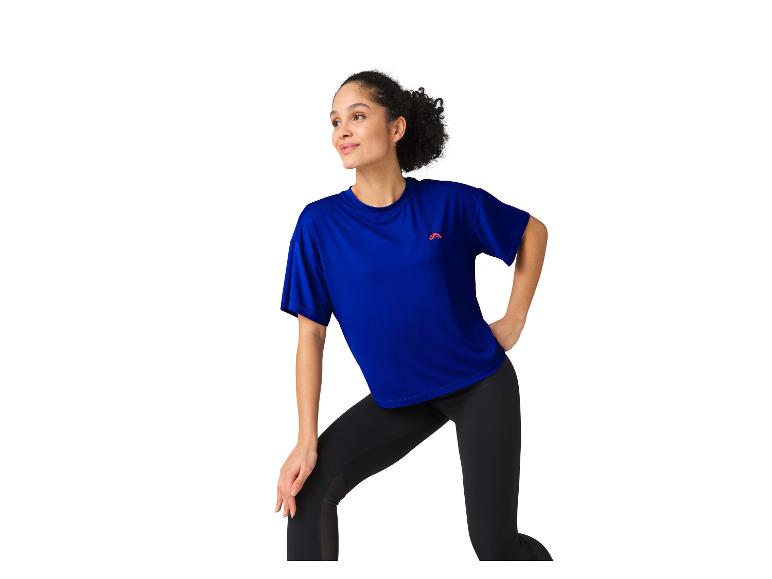 Femme en haut sportif bleu et leggings noirs.