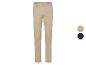 Pantalons chinos beige et bleu marine.