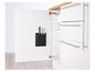 Armoire de cuisine avec un bloc de couteaux et des verres sur une étagère.