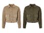 Deux vestes pour femmes avec des boutons, une en beige et une en vert.