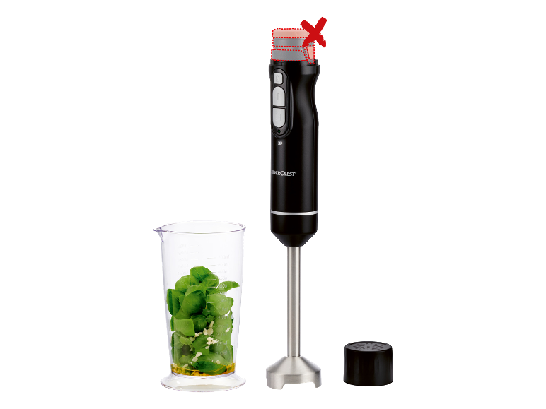 Mixeur plongeant sans fil SILVERCREST® avec verre doseur rempli de basilic et d'ail.