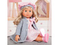 Une poupée blonde avec un manteau gris et des chaussures roses.