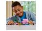 Un enfant construit un cochon Minecraft avec des briques LEGO.