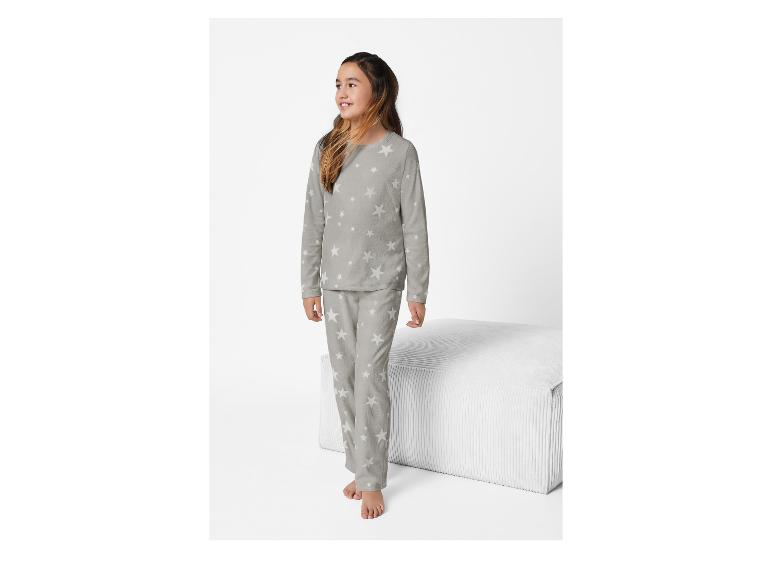 Fille en pyjama gris à imprimé étoiles