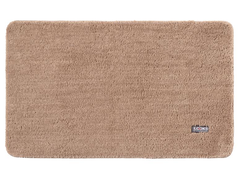 Tapis de bain rectangulaire marron clair avec un logo discret dans le coin inférieur droit.