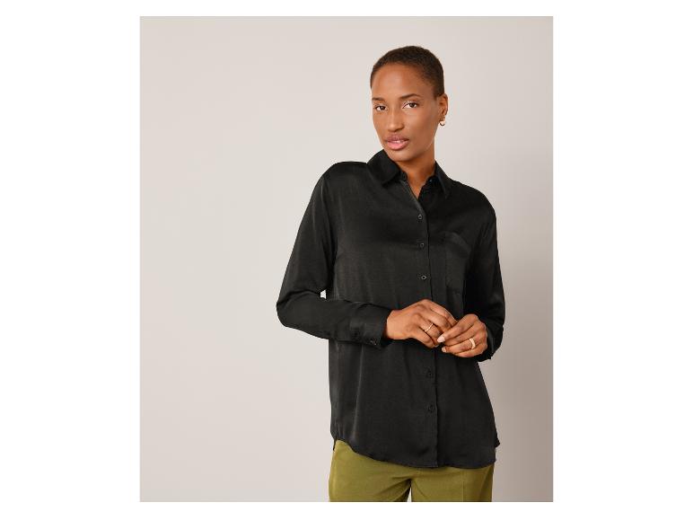 Un mannequin portant une chemise noire en satin à manches longues.