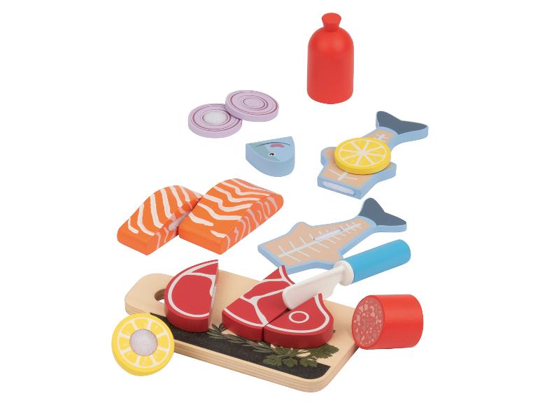 Ensemble de nourriture en bois, comprenant viande, poisson, sushis et légumes.