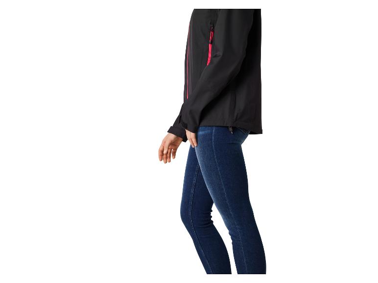 Veste softshell noire avec fermetures éclair rouges et jean bleu foncé