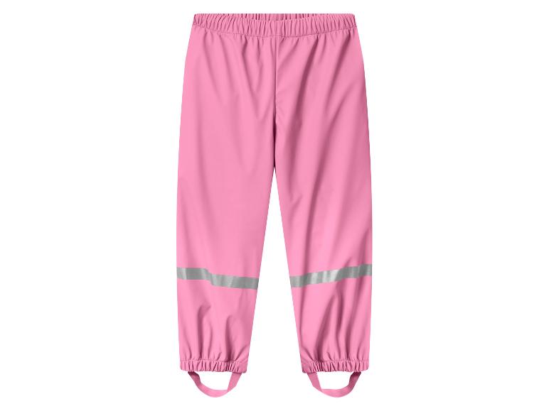 Pantalon de pluie rose pour enfants avec détails réfléchissants et sangles élastiques aux chevilles.