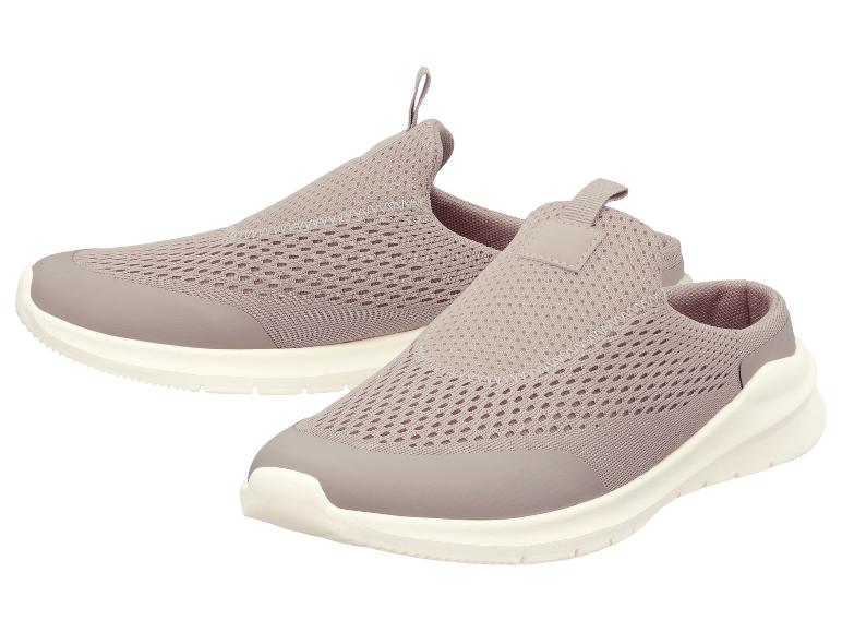 Une paire de chaussures de sport beiges à enfiler avec une semelle blanche.