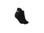 Chaussettes basses noires avec un logo blanc sur le talon.