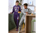 Une fille porte un sweat-shirt violet avec une image de la Méchante Reine et un garçon porte un sweat-shirt gris avec une image de The Mandalorian.