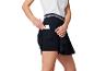 Une femme portant une jupe et un haut de sport ; un téléphone est dans la poche de la jupe.
