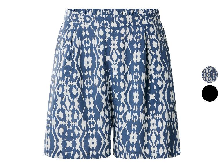 Short femme à motif ikat bleu et blanc, avec taille élastique.
