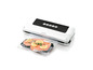 Un scellant sous vide Silvercrest avec du saumon dans un sac sous vide.