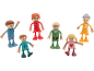 Six figurines en bois représentant une famille, incluant adultes, enfants et grands-parents.