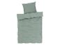 Parure de lit vert-gris : drap, taie d'oreiller et housse de couette.