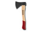 Une hache avec un manche en bois rouge de Parkside.