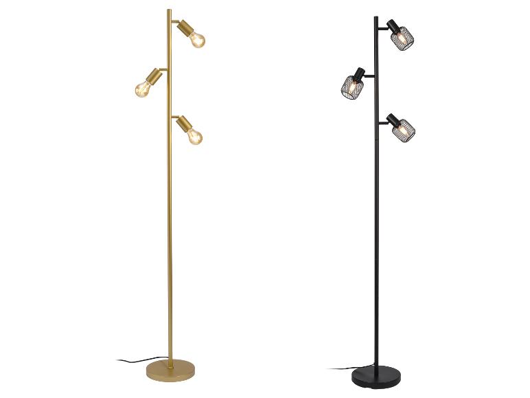 Deux lampadaires à trois ampoules, un doré et un noir.