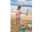 Enfants jouant sur la plage avec des jouets de sable, seaux et pelles.