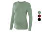 Un t-shirt à manches longues vert clair pour femmes enceintes.