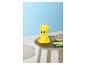 Une lampe de chevet en forme de Tweety sur une table avec des livres.
