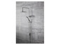 Un pommeau de douche chromé avec une douchette sur un mur de carreaux gris.