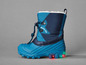 Chaussures pour enfants bleues avec des lumières.