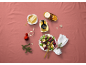 Pot de miel, salade aux œufs et décorations de Noël sur fond rose.