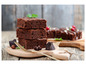 Une pile de brownies au chocolat sur une planche en bois