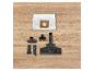 Sac d'aspirateur de rechange et divers accessoires de nettoyage sur bois.